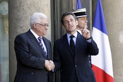 Mahmud Abbas i Nicolas Sarkozy na današnjem sastanku u palači Elysee (Reuters)