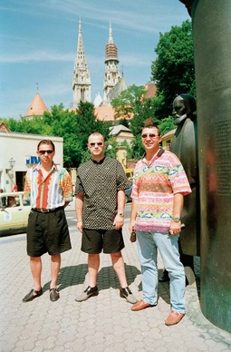 MUNIB SULJIĆ, Igor Mikola i Nebojša Hodak, članovi pričuvne policije iz tzv. eskadrona smrti Tomislava Merčepa,
sudjelovali su u ubojstvu Marije, Aleksandre i
Mihajla Zeca 7. prosinca 1991. godine