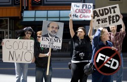 PROSVJEDNICI
pred američkom
središnjom bankom
s transparentima
kojima za krizu
okrivljuu njezina čelnika Bena
Bernankea