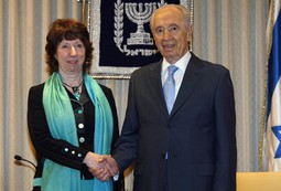 Catherine Ashton i Shimon Peres (Foto: Reuters)