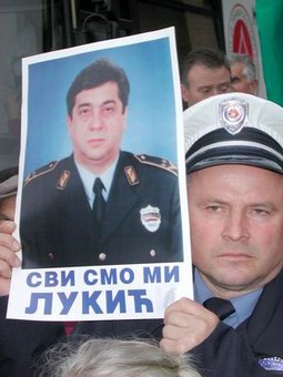 Za nekoliko transparenata s porukama "Brate, ne damo te" i "Svi smo mi Lukić" bili su zaduženi rijetki civili.