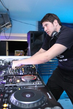 Daniel Jurić radio na institutu Ivo Pilar, a u slobodno vrijeme svirao je kao DJ Doctor Shyrink

Photo: Facebook