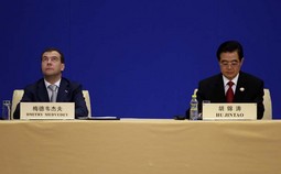 HU I MEDVJEDEV 
Kineski i ruski predsjednici na
summitu u Boaou - Mesić se sastao s obojicom
