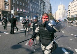 KAMENJEM U GLAVU U ratu na ulicama Beograda ozlijeđena su 132 policajca, uhićeno je više od 250 osoba, a 54 su bili maloljetnici