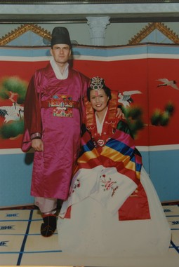 JESSY BAEK Korejska slikarica za supruga
Antu, podrijetlom iz Bugojna, udala se u Seoulu u
tradicionalnoj korejskoj nošnji za vjenčanja 