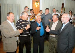 IVAN ENJINGI dugi je niz godina bio direktor
festivala Zlatne žice Slavonije, na kojem su se okupljali slavonski vinari