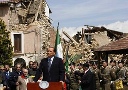 PREMIJER NA
RUŠEVINAMA
Talijanski premijer Silvio Berlusconi održao je prošlog travnja govor među ruševinama grada
L'Aquile koji je nekoliko tjedana prije
zadesio potres