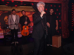 Pedro Almodovar najavljuje nastup pjevača Miguela Poveda (lijevo) na partyju u utorak 