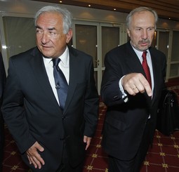 PONIŽENI ŠEF MMF-a Strauss-Kahn u Beču sa
šefom austrijske centralne
banke Nowotnyjem 