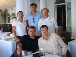 S Robertom Živadinovom i suradnicima na ručku u Opatiji u ljeto 2008. kad su dogovorili zajedničke studije o CCSVI-ju