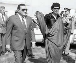 MOAMER GADAFI (desno), libijski predsjednik, mogao bi
biti svrgnut nakon 41 godine vladavine, poput bivšega
egipatskog predsjednika
Hosnija Mubaraka (lijevo)