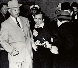 HARVEY LEE OSWALD, ubojica predsjednika Johna F. Kennedyja, kupio je pušku kojom ga je ustrijelio naručivši je preko  ošte iz kataloga