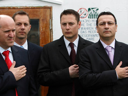 BRANKO GRGIĆ (posljednji desno), državni tajnik Ministarstva
turizma, jedan je od najvažnijih Sanaderovih splitskih kadrova koji se sredinom 2008. našao u problemima kad je na slovenskohrvatskoj
granici uhićen Nikica Jelavić, protiv kojega se u Hrvatskoj i Njemačkoj vodi nekoliko sudskih procesa