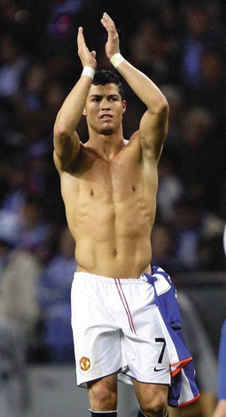 PORTUGALAC Cristiano Ronaldo od kolovoza 2003. igrao je za Manchester
United, koji je tada napuštao David Beckham; postao je velika zvijezda i
zbog golemog nogometnog talenta i jet-setterskog stila života