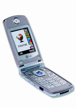 LG G7020 rasklopni je mobitel koji svojim funkcijama i dizajnom najbolje pristaje poslovnim ljudima.