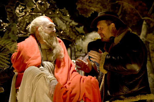 Redatelj Terry Gilliam daje upute glumcu Christopheru Plummeru tijekom snimanja filma „The Imaginarium of Doctor Parnassus“ 