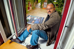Fabijanić, fotografiran na prozoru iznad dvorišta Gliptoteke, umjesto poznatih fotografija interijera za obljetnicu rada postavio je izložbu  portreta osoba s intelektualnim teškoćama
