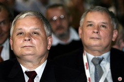 Lech i Jaroslaw Kaczynski (Foto: Reuters)