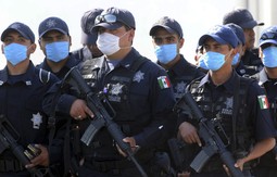 Otkako je prošlog tjedna u
Meksiku izbila epidemija
svinjske gripe, građanima se
savjetuje da ne izlaze iz kuće,
paze na osobnu higijenu,
izbjegavaju bliske međuljudske
kontakte i nose maske preko
usta i nosa