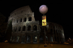 Rimski Koloseum tijekom akcije 2008. (Wikipedia)