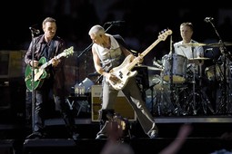 U2 su započeli turneju 30. lipnja u Barceloni na stadionu Camp
Nou pred 120 tisuća gledatelja, a prije Zagreba su svirali u
deset europskih gradova