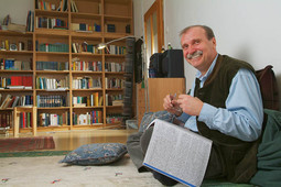 Dževad Karahasan s rukopisom nove knjige u svom stanu u Grazu  gdje sve radi na podu, od jela do druženja, ali kaže da njegov kult poda nema veze s islamom 
