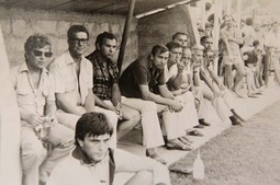 Kao jedan od trenera Hajduka na utakmici u Klisu - uz njega s desne strane sjede Petar Nadoveza i Biće Mladinić