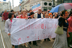 GAY PRIDE Sanja Sarnavka s aktivistima na glavnom zagrebačkom trgu
