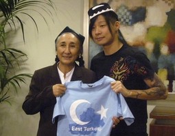 REBIYA KADEER (lijevo), ujgurska poslovna žena i predsjednica Svjetskog ujgurskog kongresa, nedavno je
boravila na Palauu i razgovarala s tamošnjim Ujgurima, što je izazvalo posebno nezadovoljstvo kineske vlasti