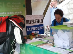 Potpisivanje zahtejva za referendum (Foto: RTVSlo)