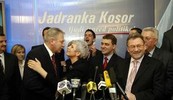 Jadranka Kosor je na kraju postigla ono što je šef kampanje Ratko Maček i planirao &#8211; ulazak u drugi krug i direktna borba protiv Mesića.