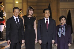 Nicolas Sarkozy, Carla Bruni-Sarkozy, Hu Jintao i  Liu Yongqing (Reuters)