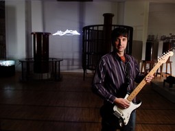 NOVINAR I ROCKER
Krešimir Mišak nedavno je reaktivirao i svoju muzičku karijeru: bivši član
Fantoma sada je basist i pjevač grupe Zvučni zid