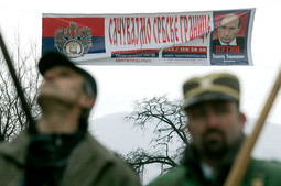 Pripadnici srpske ekstremističke organizacije Garda cara Lazara s transparentom 'Sačuvajmo srpske granice' i slikom Vladimira Putina na granici Kosova i Srbije