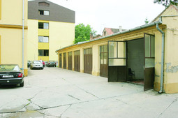 Garaža isred koje su držani i mućeni zarobljenici