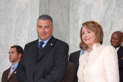 S predsjednicom američkog kongresa Nancy Pelosi; na reveru
sakoa Wenhold ima medalju kojom ga je odlikovao bivši
predsjednik Geroge Bush kao jednog od trojice vodećih lobista
u SAD-u