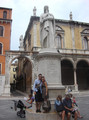 Ispred kipa Dantea Alighierija u Veroni