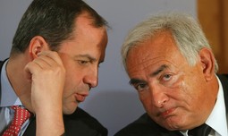 ISPRIKA AUSTRIJANCIMA Šef MMF-a Dominique Strauss-Kahn (desno) prošli je tjedan otišao u Beč i ispričao se austrijskom ministru
financija Josefu Pröllu