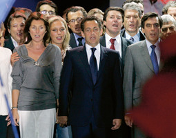 PROSLAVA IZBORNE POBJEDE Nicolas Sarkozy i njegova supruga Cécilia, koja se pojavila uz njega tek navečer na proslavi izborne pobjede na pariškom trgu Concorde