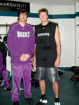 Bogut s košarkašem Tonijem Kukočom s kojim je zajedno igrao u Milwaukee Bucksima u sezoni 2005/2006.
