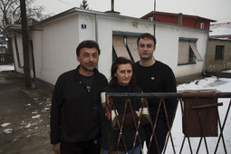 Marijan, Dubravka i Mateo Kaldi ispred svoje trošne kuće u zagrebačkom naselju Rudeš