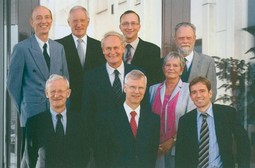UPRAVA KORPORACIJE ROCKWOOL Tom Kahler (donji red u sredini), predsjednik i glavni izvršni direktor Rockwoola, naslijedio je oca na mjestu predsjednika obiteljske kompanije 1986. godine; na slici s glavnim menadžerima Rockwoola