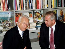 SANADER S bivšim
bavarskim premijerom
i predsjednikom CSU-a
Edmundom Stoiberom,
kojeg se sumnjiči da
je sudjelovao u prodaji
Hypo banke Bavarskoj
pokrajinskoj banci