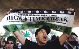 PROSVJEDI
za legalizaciju
droge, pogotovo
marihuane, sve su
češći, a nedavno
se protestiralo
i u brazilskom
gradu São Paulu:
mladić drži
zastavu na kojoj
je istaknut zahtjev
za organskim i
prirodnim uzgojem
marihuane