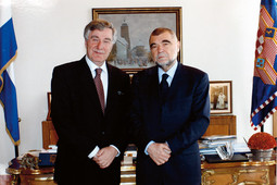 S predsjednikom Stipom Mesićem Milanović je prijatelj još iz vremena maspoka; zajedno su izišli iz HDZ-a sredinom 90-ih