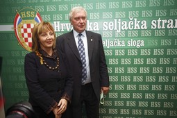 ĐURĐA ADLEŠIČ iz HSLS-a i Josip Friščić iz HSS-a na Sanaderov zahtjev održali su sastanak s premijerom, koji ih želi pridobiti za buduću
koaliciju za iduće izbore