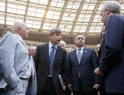 SUMNJIVA OBNOVA
STADIONA LUŽNIKI
Jurij Lužkov s ruskim
dužnosnicima na moskovskom stadionu Lužniki koji je obnovila njegova supruga uz paprenu cijenu