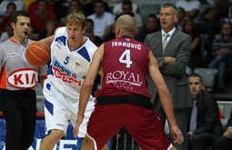 Tijekom svih utakmica Aco Petrović (u pozadini) pratio je i bodrio svoje igrače, u ovom slučaju Hrvoja Perića (ljievo)