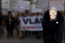 Prosvjednik s premijerkinom maskom; Photomontage: Chees