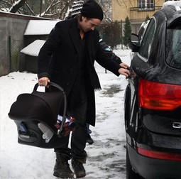Colin Farrell unosi sinčića u auto